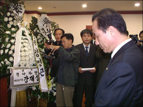 김명곤 문화관광부 장관이 김일 선생 빈소를 찾아 조문하고 있다. 